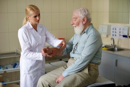 75歳以上の公的保険料の上限を5万円引上げ｜全国健康保険協会（協会けんぽ）が34年振りに保険料率引き下げ